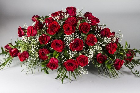 Red rose & Gyp coffin spray